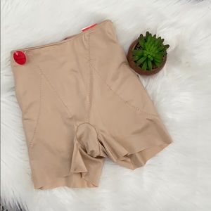 COPY - NWT Spanx booty boost girl short